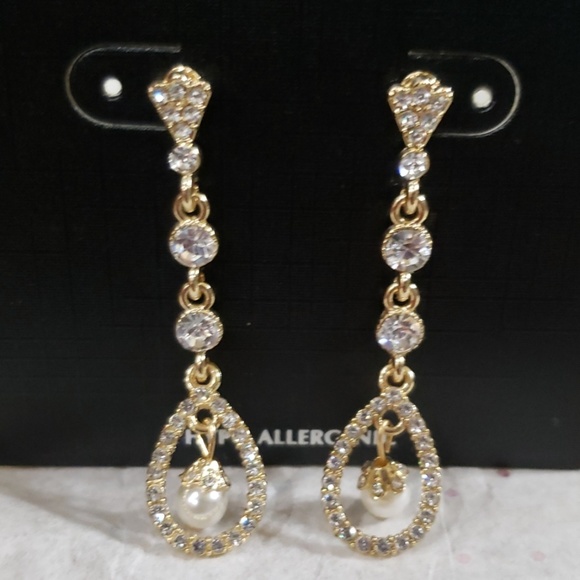 Jewelry - Hypoallergenic earings goldtone pearl crystal